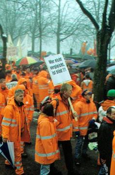 Lüdenscheid, Febuar 1999: LWL-Demonstration gegen die Auflösung des Landschaftsverbandes: Protestmarsch von Straßenbauarbeitern. Am 1.2.1999 tagte die Landtagsfraktion der Sozialdemokratischen Partei Deutschlands SPD in Lüdenscheid zur geplanten Auflösung der Landschaftsverbände Rheinland und Westfalen.