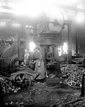 Frauenarbeit im 1. Weltkrieg: Arbeiterinnen an den Werkzeugmaschinen in der Weichen- und Feldbahnfabrik Theodor Pfingstmann, Recklinghausen-Süd