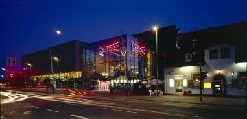 Das Cineplex bei Nacht, Filmpalast mit 9 Sälen für 2.700 Besucher, eröffnet 15.11. 2000, Albersloher Weg