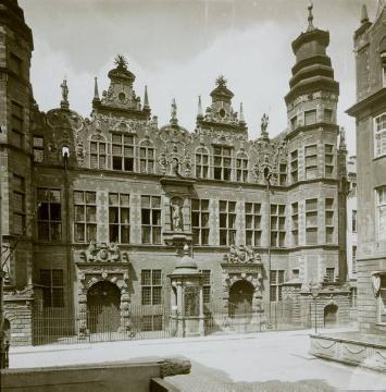 Das Große Zeughaus in Danzig, erbaut 1600-1609 als Waffenarsenal, später Einkaufsgalerie und Kunsthochschule. Undatiert, um 1924?