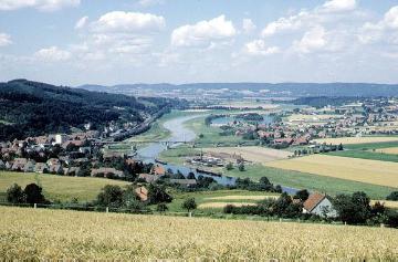 Stadtansicht mit Weser und Blick zum Wiehengebirge