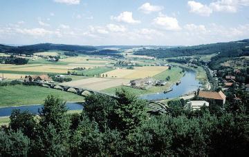 Blick über die Weser in das Ravensberger Hügelland