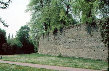 Wallanlage und Stadtmauer mit Promenade