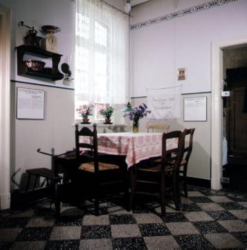 Textilmuseum Bocholt: Essecke in der Küche eines Textilarbeiterhauses