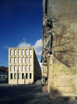 Neubau der Diözesanbibliothek: Westflügel an der Liebfrauen-Überwasserkirche von Süden, eröffnet 2005,  Architekt: Max Dudler