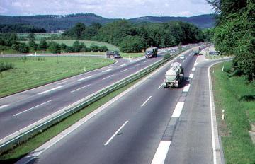 Autobahn 2 bei Porta Westfalica Richtung Osten, hier im Bereich der Autobahnabfahrten Holtrup oder Veltheim - Blick Richtung Querung des Wesergebirges vor Bad Eilsen