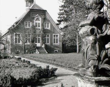 Haus Rüschhaus, Gartenseite mit Putto - Barockbau von Johann Conrad Schlaun, erbaut 1745 ff. zur Eigennutzung, 1826-1846 Wohnsitz der Annette von Droste-Hülshoff, seit 1936 Droste-Museum
