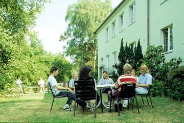Westfälische Klinik für Psychiatrie Münster-Marienthal, 1994: Patientenfreizeit im Garten.