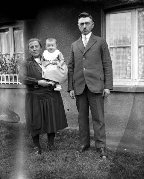 Gertrud Beckmann, geborene Nagel mit Tochter Franziska auf dem Arm und Ihr Ehemann Heinrich Beckmann, genannt Specking 