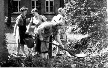 Ev. Stiftung Ummeln, Heimstätte für junge Frauen: Die Frauen bei der Gartenarbeit