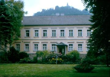 Westfälische Klinik für Psychiatrie Marsberg, Verwaltungsgebäude von der Gartenseite, um 1975? Undatiert.