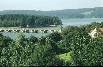 Die Möhnetalsperre mit Delecker Brücke, erbaut 1910/12 als Verkehrsverbindung Arnsberg/Soest, undatiert, um 1960?