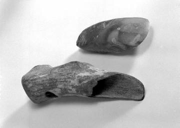 Zeugnisse der Vorzeit: steinzeitliches Werkzeug, Hirschhornaxt und Feuersteinbeil in Aufsicht im Hamaland-Museum in Vreden