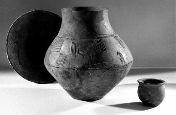 Zeugnisse der Vorzeit: verzierte Urne mit Beigefäß im Hamaland-Museum in Vreden