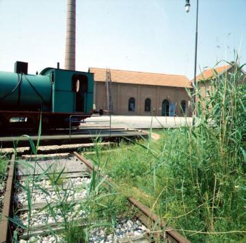 Textilmuseum Bocholt: Gebäudepartie mit Eisenbahnlokomotive