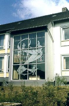 Glasfront am Treppenhaus der Neuen Schule in Berlebeck
