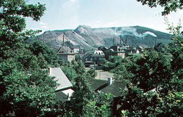 Schlackenhalden der Charlottenhütte Niederschelden (in Betrieb 1864-1981), Blick vom Standort der ehemaligen "Alten Schelder Hütte", Abbruch 1927