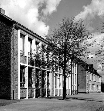 Nottuln: Schulgebäude mit Schulhof, 1957
