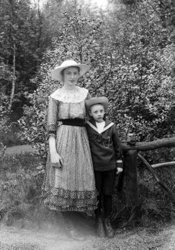 Dr. Joseph Schäfer, Ausflüge: Im Stadtgarten Recklinghausen - Tochter Maria Schäfer im Alter von 17 Jahren mit Bruder Hans-Joachim (geb. 1910), Mai 1917