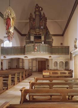 Kath. Johanneskirche, erbaut Ende 17. Jh., barocker Kirchensaal Richtung Orgel (um 1600), Strahlenkranzmadonna Ende 15. Jh. (Johanniterstr. 19)