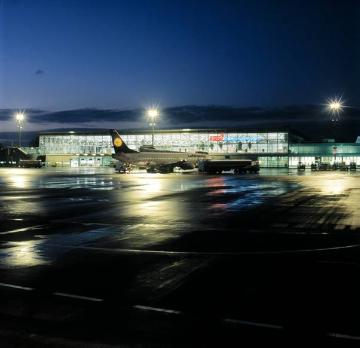 Flughafen Münster/Osnabrück: Passagiermaschine vor dem erleuchteten Terminalgebäude