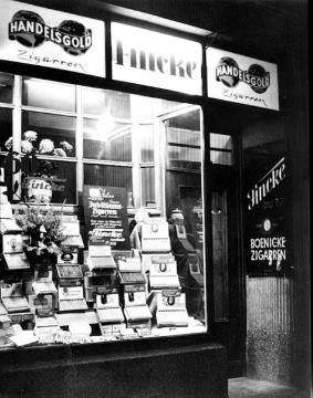 Tabakwaren Wilhelm Fincke in der Ludgeristraße 10: Schaufensterauslage und Reklameschilder
