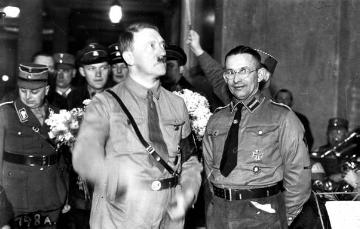 Wahlkampfbesuch in der Halle Münsterland 1932: Adolf Hitler und Dr. Alfred Meyer, 1931-1945 NSDAP-Gauleiter für Westfalen-Nord, ab 1938 auch Oberpräsident der Provinz Westfalen