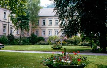 Westfälische Klinik für Psychiatrie Marsberg, Verwaltungsgebäude von der Gartenseite, um 1975? Undatiert.
