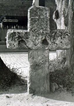 Mittelalterliches Wegekreuz aus Kalkstein in Milte, gedeutet als Grenzmarkierung