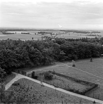 Landschaftsansicht mit Partie eines Wildgeheges: Ausblick von der Soestwarte auf dem Höxberg
