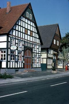 Delbrück Ortszentrum, 1977: Gasthof "Gocken Deele" (vorn) und Gasthof "Ottlips Lieschen", Lange Straße 2 und 4