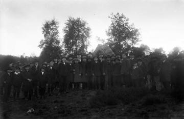 Gesellschaft bei der Einweihung eines Bildstockes "in der Haard bei Jans Bomsens", Oktober 1921