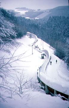 Winterlandschaft mit Bobrennbahn