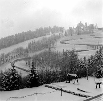 Winterlandschaft mit Bobrennbahn