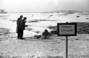 Johann Löchteken und Ortsgendarm Baltruschat bei den Bombeneinschlägen an der Erler Straße, März 1942