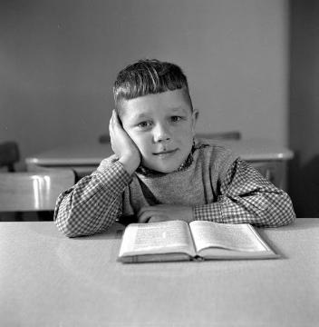 Kinderheim St. Josef: Junge mit Buch