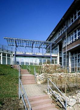 Westf. Schule für Körperbehinderte, Bodelschwingstr. 9: Treppenaufgang zum neuen Hauptgebäude