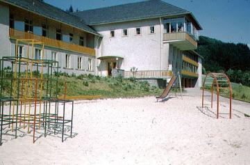 Kinderheim der Stadt Essen im Ortsteil Niedersfeld: Gebäudepratie mit Spielplatz