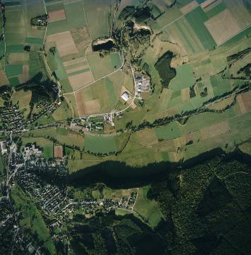 Haarstrang bei Belecke, nördlich von Warstein, das Möhnetal östlich von Belecke, Bundesstraße B516, im Süden Stadtwald Belecke, Verlauf der Möhne