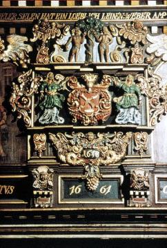Geschnitztes Wappen der Leineweber am Amtsstuhl von 1661 in der Johanniskirche