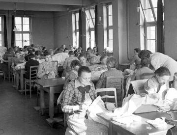 Provinzial-Heilanstalt Lengerich, 1950 - Beschäftigungstherapie: Patientinnen beim Arbeitsdienst in der Nähestube.
