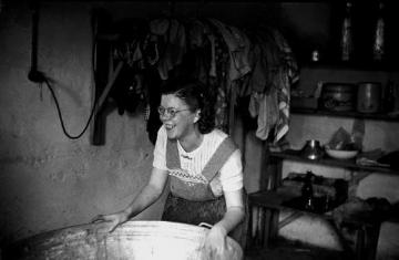 Waschtag bei Scherer, Katharina Dorste bei der Arbeit