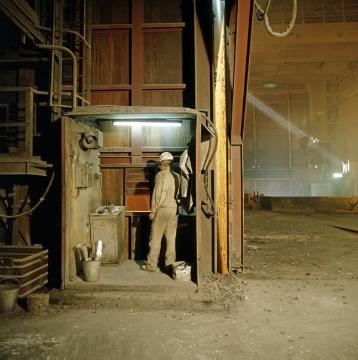 Henrichshütte: Stahlarbeiter an einem Steuerstand im Blasstahlwerk