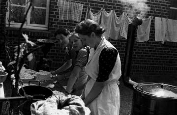 Hofküche bei einer Bauernhochzeit auf Hof Fasselt, Frauen bei der Arbeit