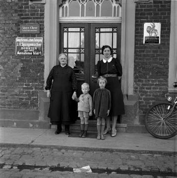 Familie Aloys Cluse, Mutter, Großmutter und Kinder vor dem Haus an der Borkener Straße