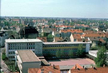 Paderborn - nordwestlicher Stadtbereich aus Richtung Hotel Arosa mit Blick auf die Städtische Realschule in der Fürstenbergstraße (vorn) und die Kirchtürme von St. Georg (Hintergrund), 1981.