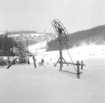 Skilift auf dem verschneiten Poppenberg