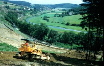 Straßenbau am Erbscheid/Bruchwalze im Zuge der Errichtung der Biggetalsperre 1957-1965 - im Hintergrund das später überstaute Dorf Listernohl