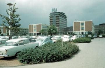 Chemische Werke Hüls GmbH (Hüls AG): Werksparkplatz mit Blick auf die Verwaltungsgebäude