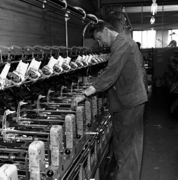 Textilindustrie in Greven, 1964: Gardinenweberei Cordima, Arbeit an der Spulmaschine